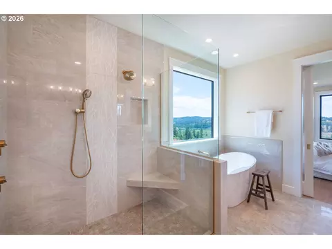 Bath - 28356 Siesta Ln, Eugene, OR 97402 photo 3 of 7