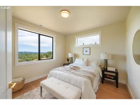 Bedroom - 28356 Siesta Ln, Eugene, OR 97402 photo 5 of 6