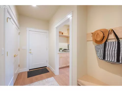 Entry Way - 28356 Siesta Ln, Eugene, OR 97402 photo 3 of 3