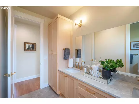 Bath - 28356 Siesta Ln, Eugene, OR 97402 photo 6 of 7
