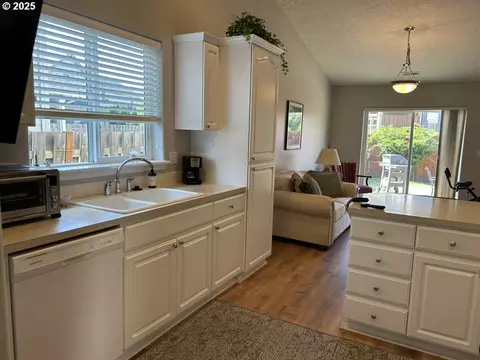 Kitchen - 736 Kelsey Loop, Molalla, OR 97038 photo 1 of 1