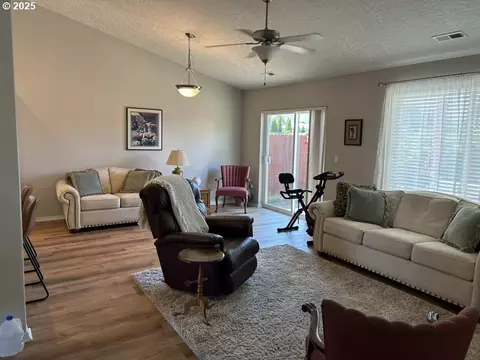 Living - 736 Kelsey Loop, Molalla, OR 97038 photo 4 of 5