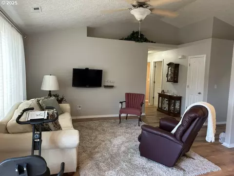 Living - 736 Kelsey Loop, Molalla, OR 97038 photo 5 of 5