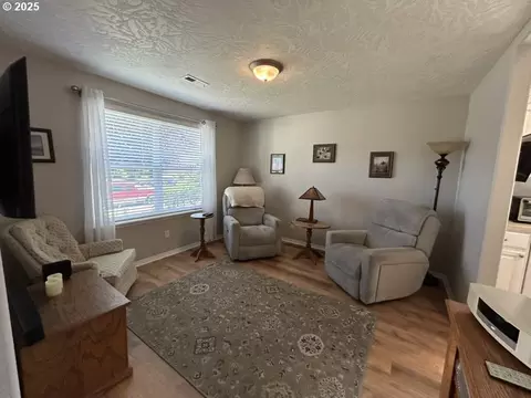 Living - 736 Kelsey Loop, Molalla, OR 97038 photo 1 of 5