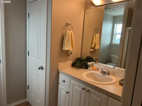 Bath - 736 Kelsey Loop, Molalla, OR 97038 photo 1 of 2