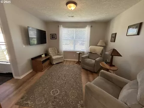 Living - 736 Kelsey Loop, Molalla, OR 97038 photo 2 of 5