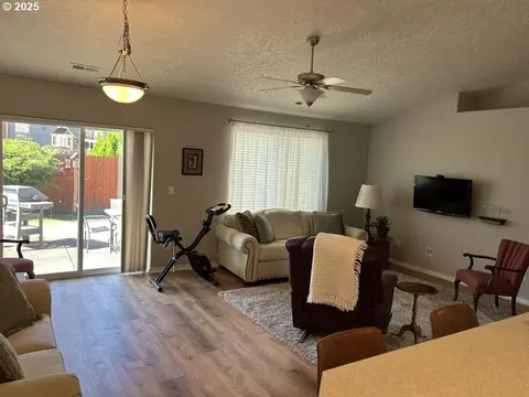 Living - 736 Kelsey Loop, Molalla, OR 97038 photo 3 of 5