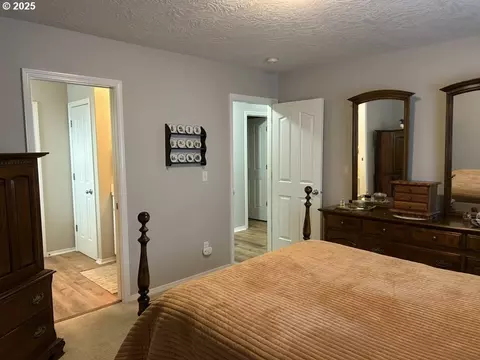 Bedroom - 736 Kelsey Loop, Molalla, OR 97038 photo 2 of 3