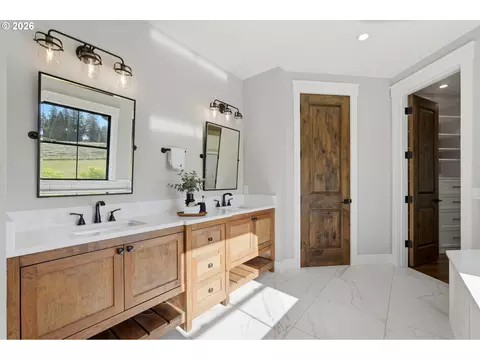 Bath - 35675 SE Colorado Rd, Sandy, OR 97055 photo 2 of 5