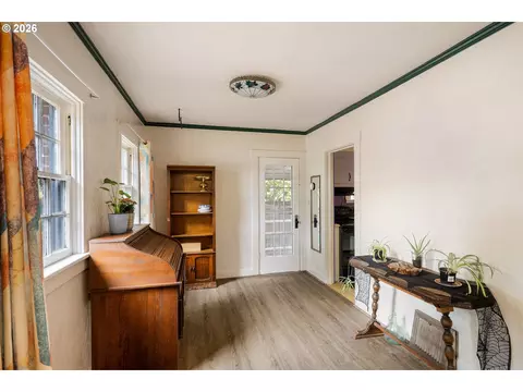Entry Way - 355 River Rd, Eugene, OR 97404 photo 2 of 2