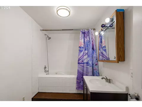 Bath - 355 River Rd, Eugene, OR 97404 photo 2 of 2