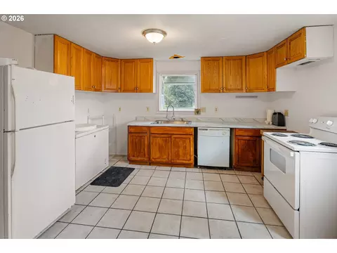 Kitchen - 355 River Rd, Eugene, OR 97404 photo 3 of 3
