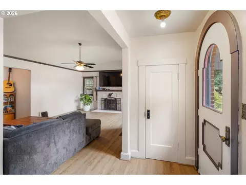 Entry Way - 355 River Rd, Eugene, OR 97404 photo 1 of 2