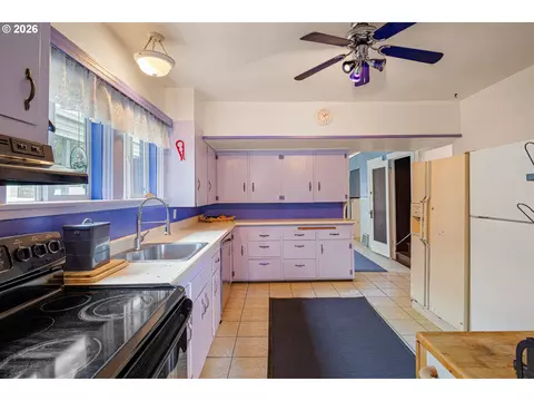 Kitchen - 355 River Rd, Eugene, OR 97404 photo 1 of 3