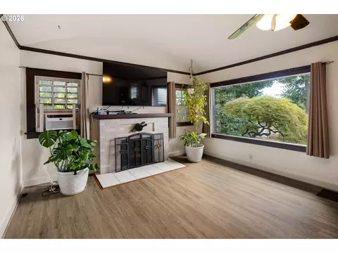 Living - 355 River Rd, Eugene, OR 97404 photo 2 of 6