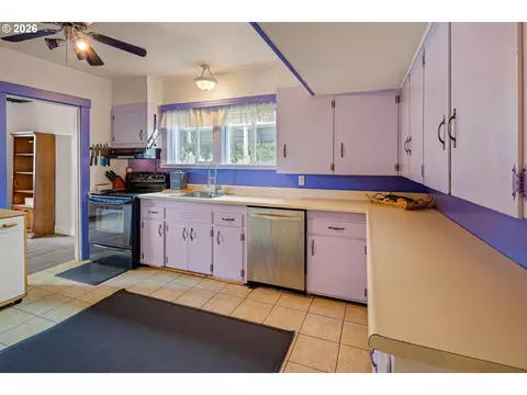 Kitchen - 355 River Rd, Eugene, OR 97404 photo 2 of 3