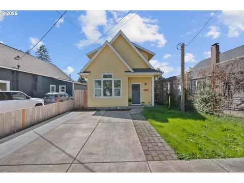 170 E 3rd St, Newberg, OR 97132