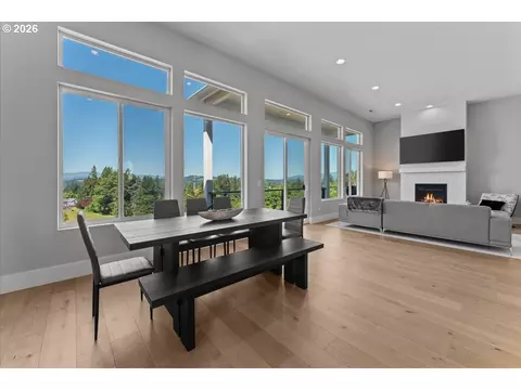 Dining - 382 NE Lovrien Ave, Gresham, OR 97030 photo 1 of 2