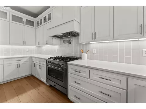 Kitchen - 382 NE Lovrien Ave, Gresham, OR 97030 photo 4 of 5