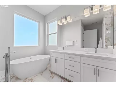 Bath - 382 NE Lovrien Ave, Gresham, OR 97030 photo 2 of 6
