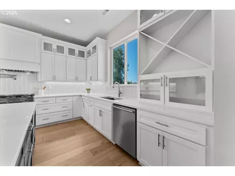 Kitchen - 382 NE Lovrien Ave, Gresham, OR 97030 photo 2 of 5