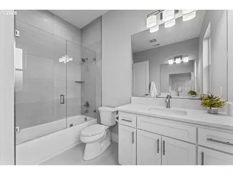 Bath - 382 NE Lovrien Ave, Gresham, OR 97030 photo 4 of 6