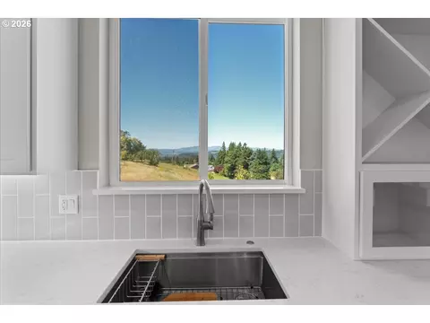 Kitchen - 382 NE Lovrien Ave, Gresham, OR 97030 photo 3 of 5