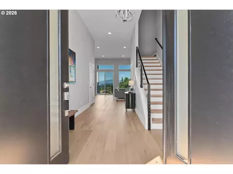 Entry Way - 382 NE Lovrien Ave, Gresham, OR 97030 photo 1 of 3