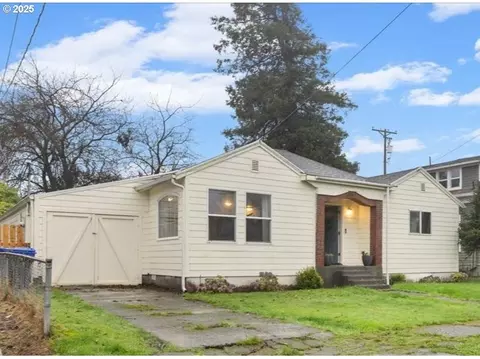 2305 7th St, Tillamook, OR 97141