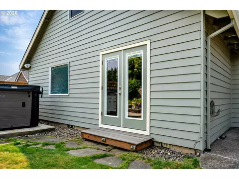 Exterior - 1905 N Westlake Loop, Newberg, OR 97132 photo 6 of 9