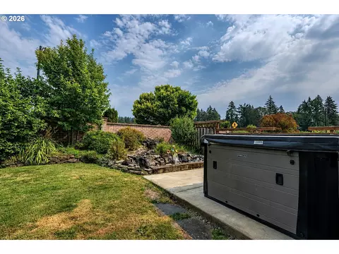 Exterior - 1905 N Westlake Loop, Newberg, OR 97132 photo 7 of 9