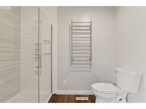 Bath - 1905 N Westlake Loop, Newberg, OR 97132 photo 3 of 4