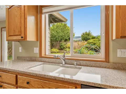 Kitchen - 1905 N Westlake Loop, Newberg, OR 97132 photo 4 of 4
