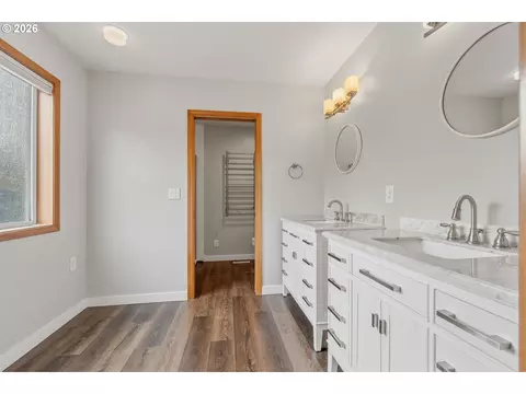 Bath - 1905 N Westlake Loop, Newberg, OR 97132 photo 2 of 4
