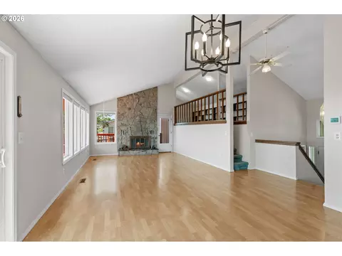 Living - 1435 SW 18th St, Pendleton, OR 97801 photo 2 of 7