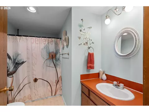 Bath - 1435 SW 18th St, Pendleton, OR 97801 photo 4 of 4