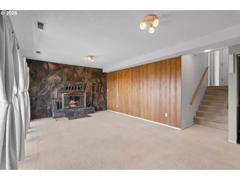 Living - 1435 SW 18th St, Pendleton, OR 97801 photo 6 of 7