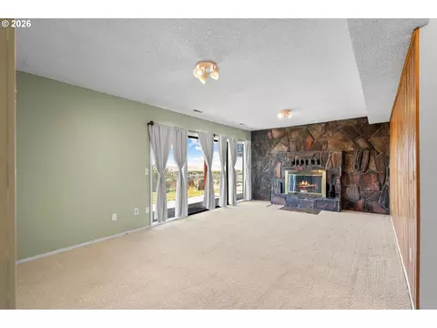 Living - 1435 SW 18th St, Pendleton, OR 97801 photo 5 of 7