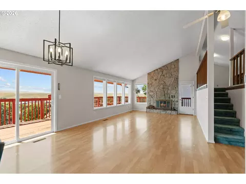 Living - 1435 SW 18th St, Pendleton, OR 97801 photo 1 of 7