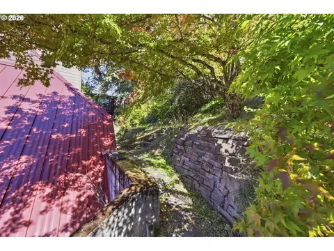 Exterior - 3540 Onyx St, Eugene, OR 97405 photo 9 of 19