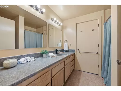 Bath - 3540 Onyx St, Eugene, OR 97405 photo 1 of 2