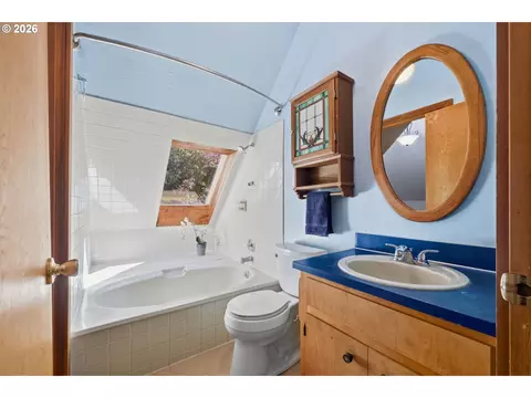 Bath - 3540 Onyx St, Eugene, OR 97405 photo 2 of 2