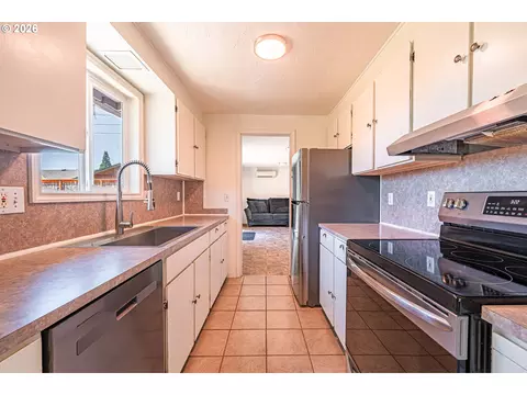 2410 Gilham Rd, Eugene, OR 97408 photo 18