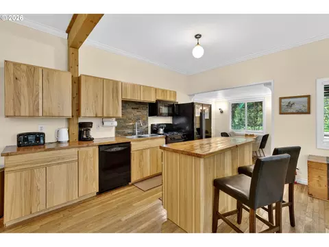 Kitchen - 69458 E Vine Maple Dr, Rhododendron, OR 97049 photo 2 of 3