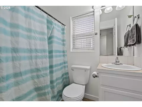 Bath - 871 N 20th Way, Cornelius, OR 97113 photo 1 of 3