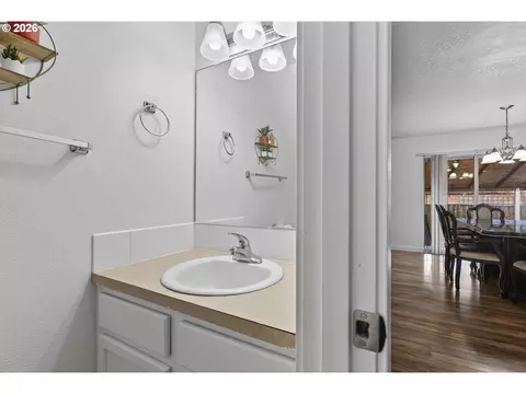 Bath - 871 N 20th Way, Cornelius, OR 97113 photo 3 of 3