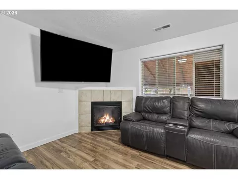 Living - 871 N 20th Way, Cornelius, OR 97113 photo 3 of 3