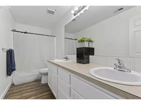 Bath - 871 N 20th Way, Cornelius, OR 97113 photo 2 of 3