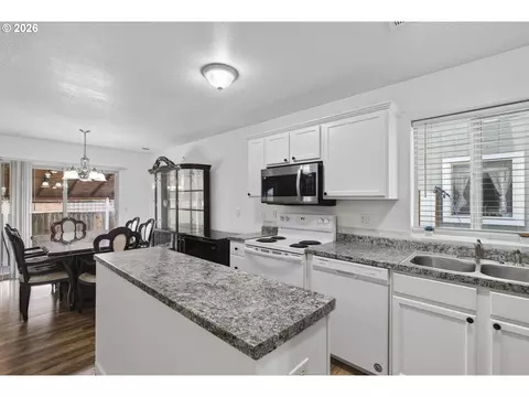 Kitchen - 871 N 20th Way, Cornelius, OR 97113 photo 6 of 6