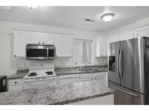 Kitchen - 871 N 20th Way, Cornelius, OR 97113 photo 5 of 6